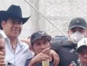 De izquierda a derecha Guillermo Fragoso “El Jefe” abrazado con “El Trompis”